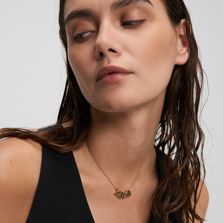 Goldfarbene ECHTZEIT XOXOX Halskette als verspieltes Statement zu einem coolen schwarzen Look.